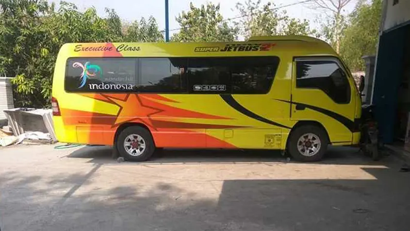 1. Mobil Elf Travel Keren Pesona Indah