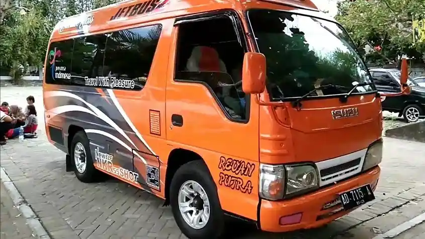 2. Mobil Elf Short Orange