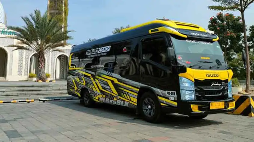 3. Mobil Elf Travel Keren Hitam Kuning